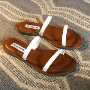 White SteveMadden slides.Fits like a size 7(23.8).